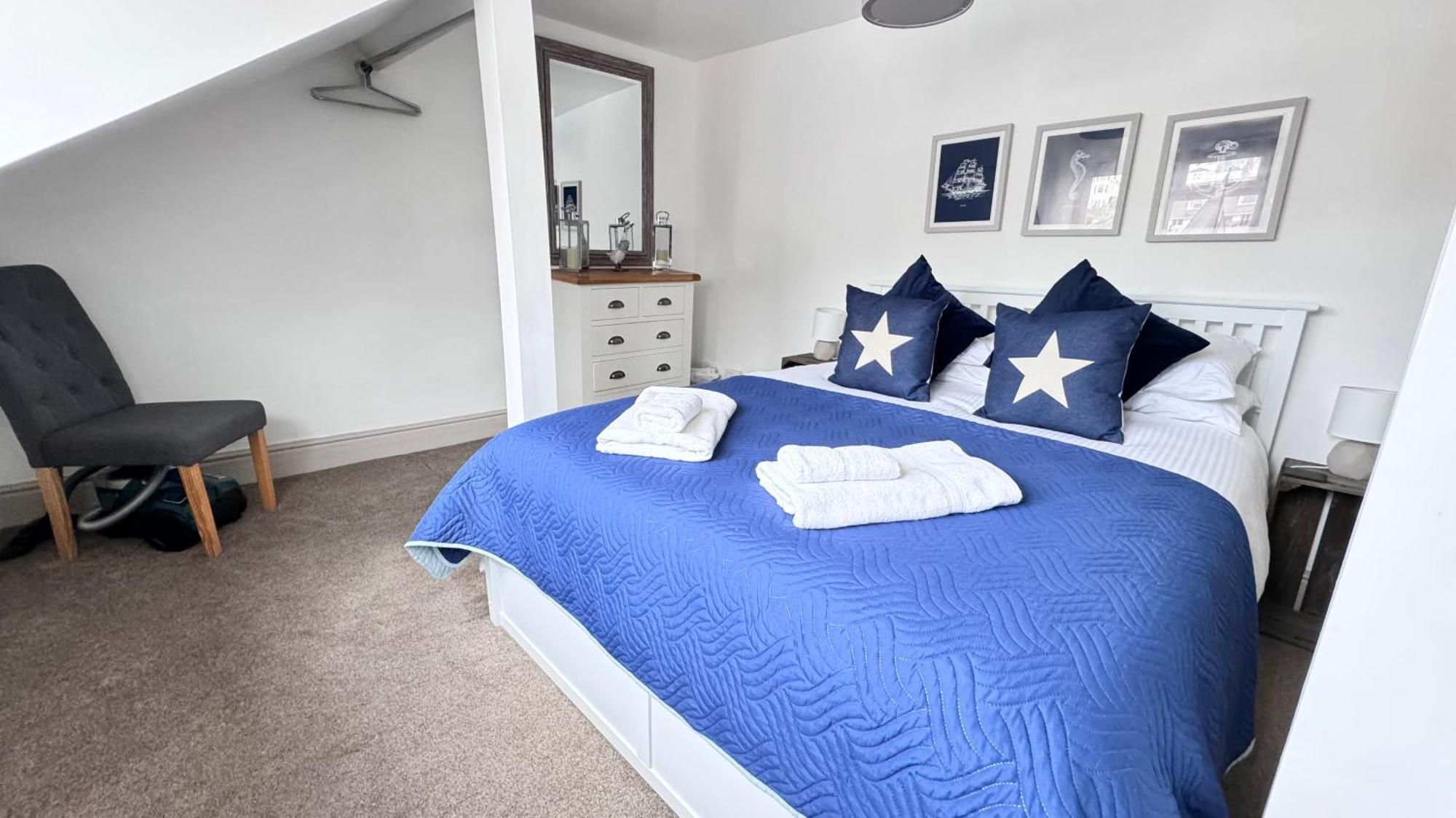 Nancie'S Place - Dartmouth Town Center With Private Parking - A Traditional Georgian Private Duplex Apartment - Beautifully Refurbished - Two Bedrooms, Bathroom, Kitchen And Lounge Diner Exterior foto
