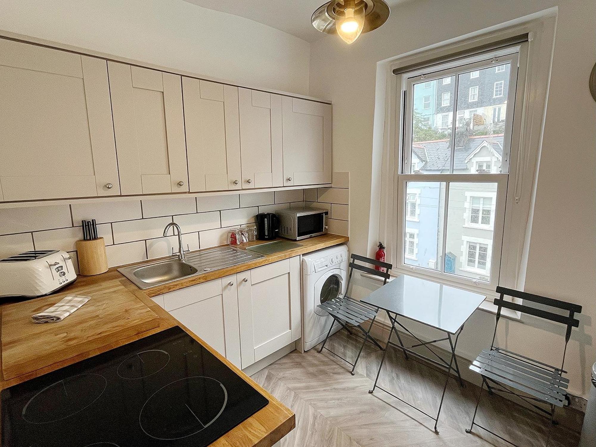 Nancie'S Place - Dartmouth Town Center With Private Parking - A Traditional Georgian Private Duplex Apartment - Beautifully Refurbished - Two Bedrooms, Bathroom, Kitchen And Lounge Diner Exterior foto