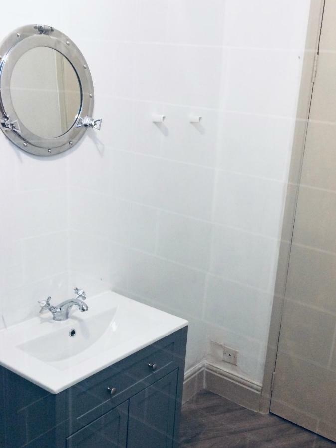 Nancie'S Place - Dartmouth Town Center With Private Parking - A Traditional Georgian Private Duplex Apartment - Beautifully Refurbished - Two Bedrooms, Bathroom, Kitchen And Lounge Diner Exterior foto